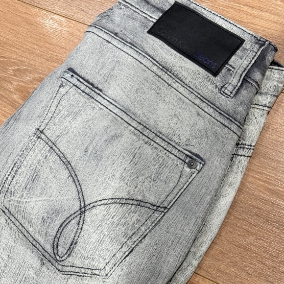 Calvin Klein Jeans in light faded wash - Picture 6 of 6